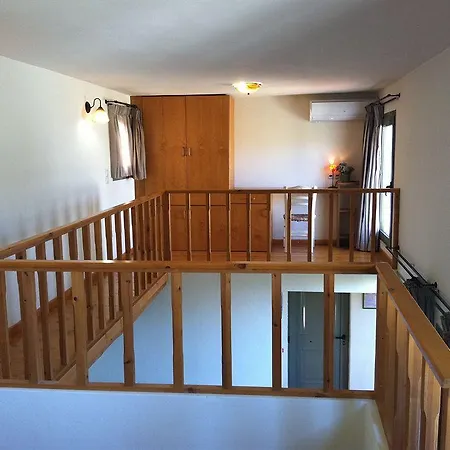 - Mourtzanakis Hotel Akhládha