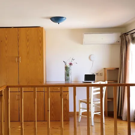 - Mourtzanakis Hotel Akhládha