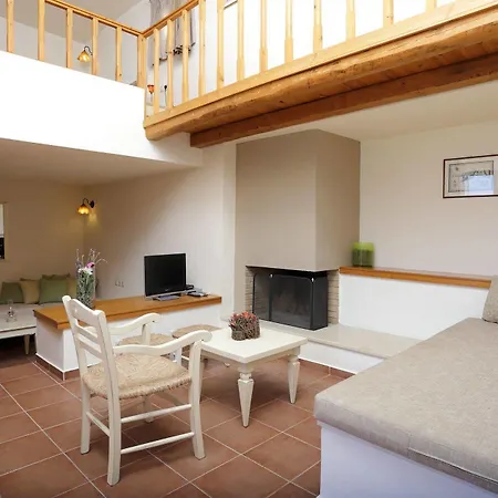 - Mourtzanakis Hotel Akhládha
