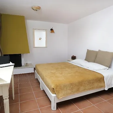 - Mourtzanakis Hotel 3*