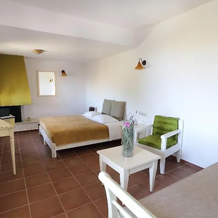 - Mourtzanakis Akhládha